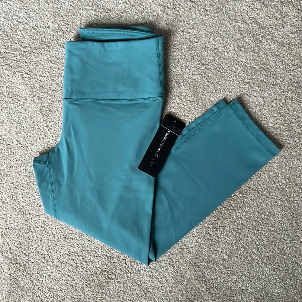 Yogalicious leggings!! NWT!! 💙